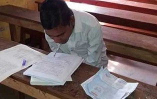 মুখ দিয়ে লিখে পাশ করা ঈশ্বর কুমার দেখে যেতে পারলেন না রেজাল্ট 