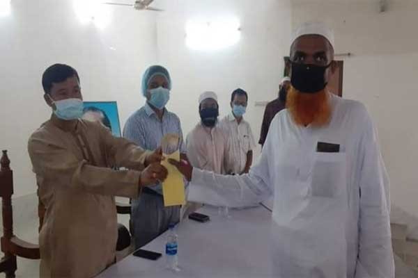 সালথায় প্রধানমন্ত্রীর আর্থিক অনুদান ঈমামদের মাঝে প্রদান
