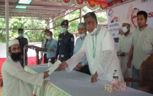 ফরিদপুরে ইমামদের মাঝে আর্থিক অনুদানের চেক বিতরণ