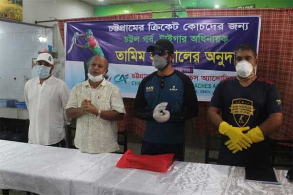 চট্টগ্রামে ৫০ কোচকে তামিমের উপহার