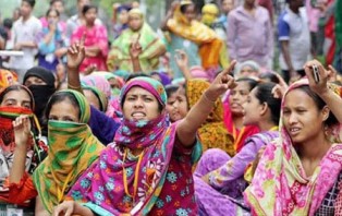 উত্তরায় পোশাক শ্রমিকদের সড়ক অবরোধ, বিক্ষোভ