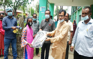 ফুলবাড়ীতে নৃ-গোষ্ঠীর শিক্ষার্থীদের মাঝে নগদ অর্থসহ শিক্ষা উপকরণ বিতরণ