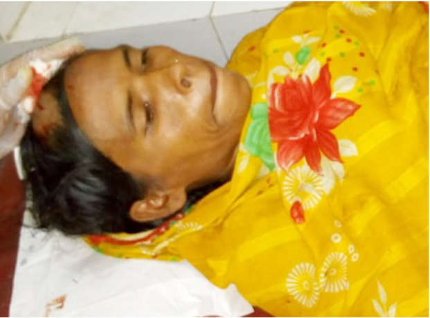 তালায় গৃহবধুকে কুপিয়ে হত্যার চেষ্টা