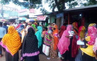 ফুলবাড়ীতে ১০ টাকায় চাল কিনতে নেই সামাজিক দূরত্ব