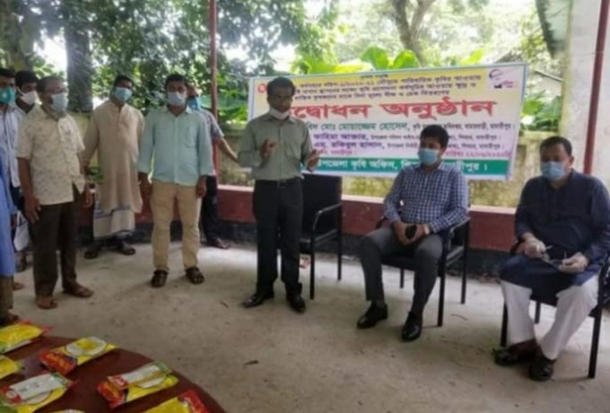 শিবচরে ক্ষুদ্র ও প্রান্তিক কৃষকদের মাঝে সবজি বীজ ও চেক বিতরণ