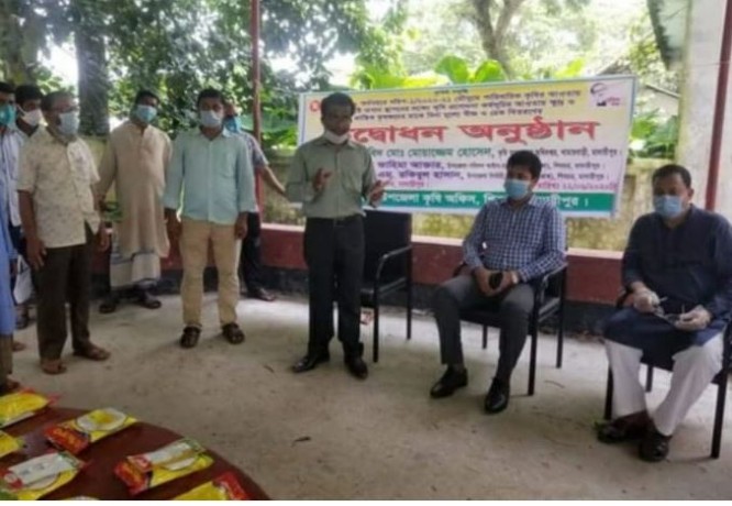 শিবচরে ক্ষুদ্র ও প্রান্তিক কৃষকদের মাঝে সবজি বীজ ও চেক বিতরণ