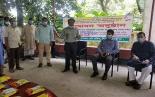 শিবচরে ক্ষুদ্র ও প্রান্তিক কৃষকদের মাঝে সবজি বীজ ও চেক বিতরণ