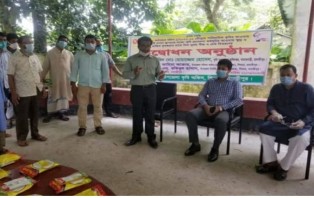 শিবচরে ক্ষুদ্র ও প্রান্তিক কৃষকদের মাঝে সবজি বীজ ও চেক বিতরণ