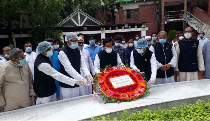 প্রতিষ্ঠাবার্ষিকীতে টুঙ্গিপাড়ায় বঙ্গবন্ধুর সমাধিতে কেন্দ্রীয় আওয়ামী লীগের শ্রদ্ধা নিবেদন