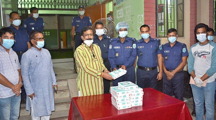 করোনায় সম্মুখযোদ্ধা হিসেবে পুলিশ বাহিনী দৃষ্টান্ত স্থাপন করে চলেছে -মনোরঞ্জন শীল গোপাল এমপি