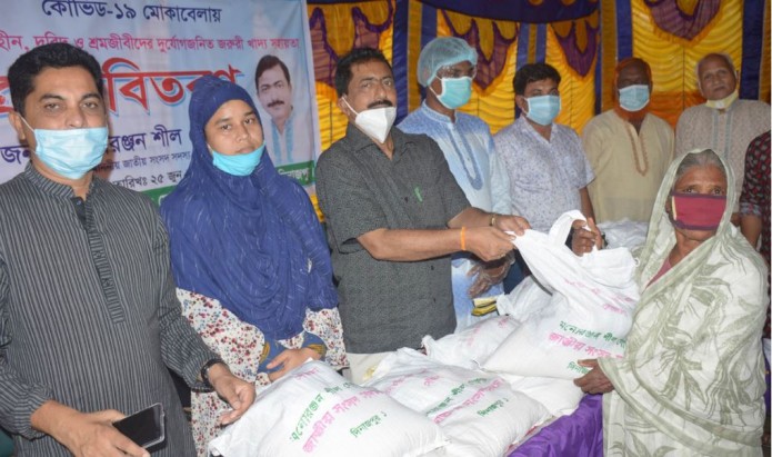 দিনাজপুরের বীরগঞ্জে হতদরিদ্রদের মানুষের মাঝে খাদ্যসামগ্রী বিতরণ