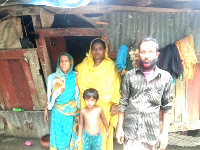 কাউখালীতে ঝড় বৃষ্টিতে জরাজীর্ণ ঘরে মানবেতর জীবন কাটছে ইলিয়াছের