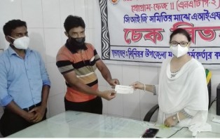 তালায় মাছচাষীদের দুটি সমিতিকে পিকাপ ক্রয়ের চেক হস্তান্তর