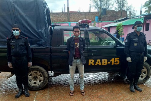 টেকনাফে র‍্যাবের অভিযানে প্রায় ১০ হাজার ইয়াবাসহ এক রোহিঙ্গা আটক