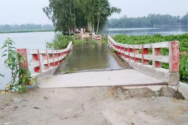 বন্যার পানিতে তলিয়ে গেছে সেতু 