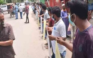 টুঙ্গিপাড়ায় কর্তব্যরত চিকিৎসককে লাঞ্ছিত করার প্রতিবাদে গোপালগঞ্জে মানববন্ধ