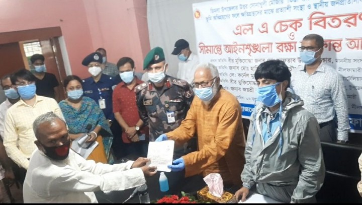 তিস্তা ব্যারেজ ব্যটালিয়ান-১ স্থাপনে ক্ষতিগ্রস্থদের চেক বিতরণ