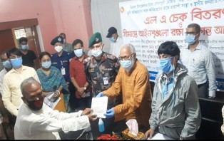 তিস্তা ব্যারেজ ব্যটালিয়ান-১ স্থাপনে ক্ষতিগ্রস্থদের চেক বিতরণ
