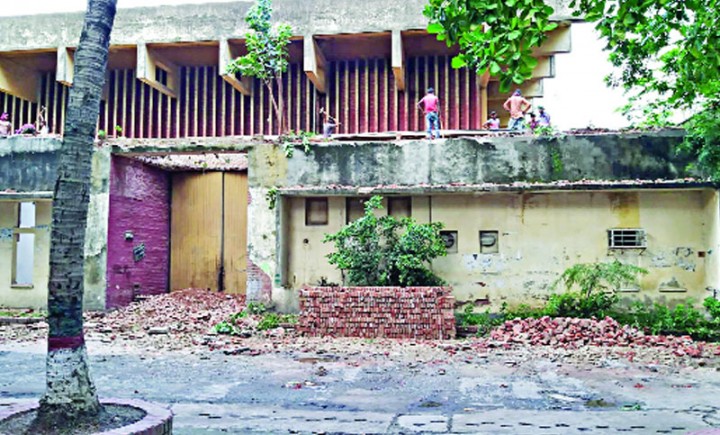 ভেঙে ফেলা হচ্ছে এফডিসির ৩ ও ৪ নম্বর ফ্লোর