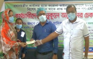 "বিরামপুরে নন-এমপিও শিক্ষকদের মাঝে প্রধানমন্ত্রীর প্রণোদনার চেক প্রদান"