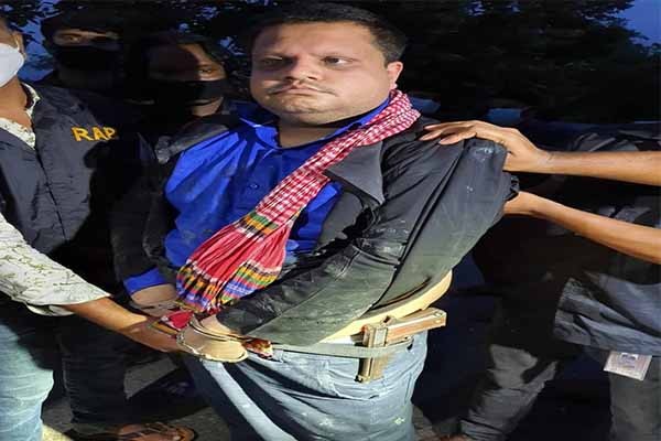 বোরকা পরেও রক্ষা পেলেন না শাহেদ