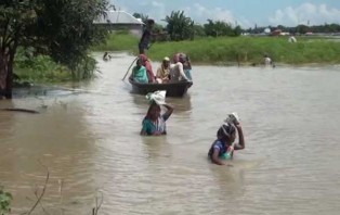 ফরিদপুরে বন্যা কবলিত মানুষের মাঝে ত্রাণ বিতরণ