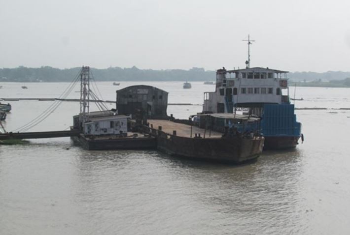 তীব্র স্রোতে শিমুলিয়া-কাঁঠালবাড়ি নৌরুটে ফেরি চলাচল বন্ধ