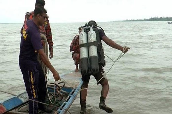 আরিচায় ট্রলার ডুবির ঘটনায় ব্যবসায়ীসহ ৩৬ গরু নিখোঁজ