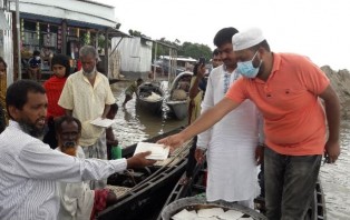 ফরিদপুরে বানভাসী মানুষের মাঝে রান্না করা খাবার বিতরণ