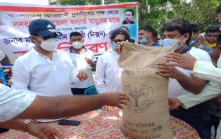 সদরপুরে বন্যা দূর্গতদের মাঝে এমপি নিক্সন চৌধুরীর ত্রাণ বিতরণ
