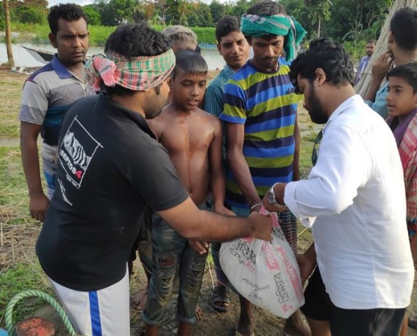 সদরপুরে নিক্সন চৌধুরীর পক্ষে সেপটোস ফোরের ত্রাণ বিতরণ