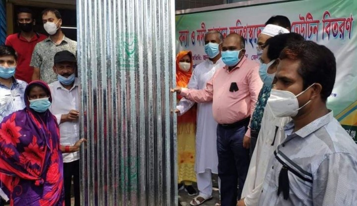 সিরাজগঞ্জ বন্যায় ক্ষতিগ্রস্থদের মাঝে খাদ্য ও ঢেউটিন বিতরণ  