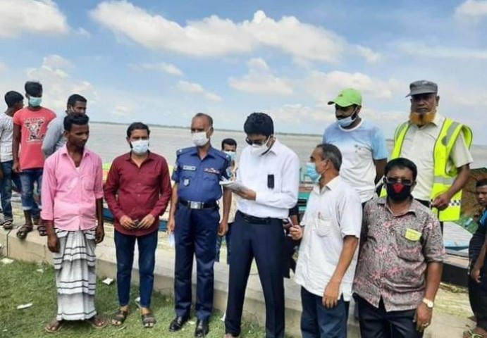 সিরাজগঞ্জে আইন অমান্য করায় ৫টি নৌকাকে অর্থদন্ড  