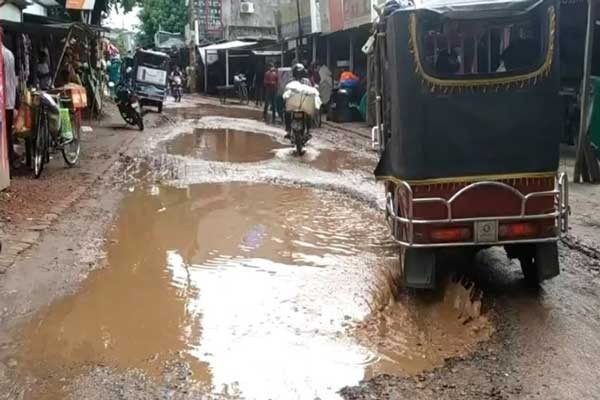 সদরপুরের প্রধান দুই সড়কের বেহাল দশা, প্রায়াই ঘটছে দুর্ঘটনা
