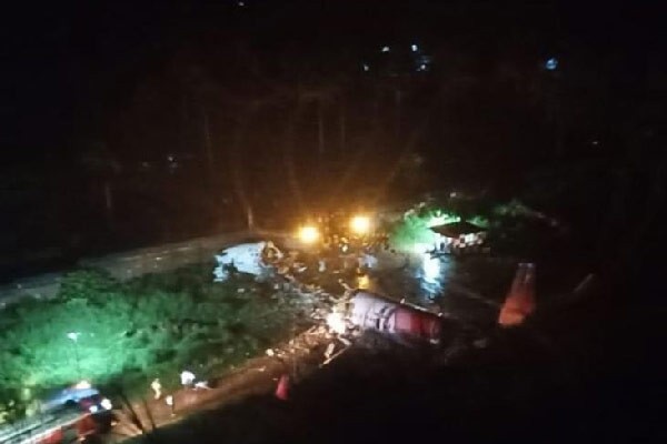 রানওয়ে থেকে ছিটকে দু'টুকরো এয়ার ইন্ডিয়া!