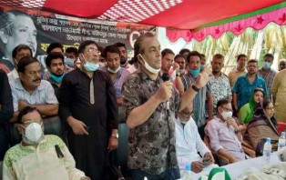 শোক দিবস উপলক্ষ্যে বন্যা দুর্গতদের পাশে ফরিদপুর আওয়ামী লীগ 