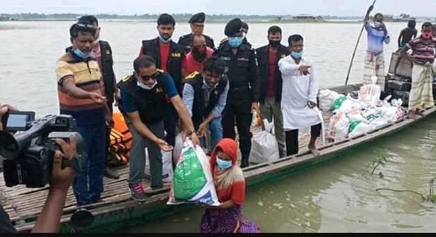 ভূঞাপুরে বন্যার্তদের মাঝে র‌্যাবের ত্রাণ সামগ্রী বিতরণ