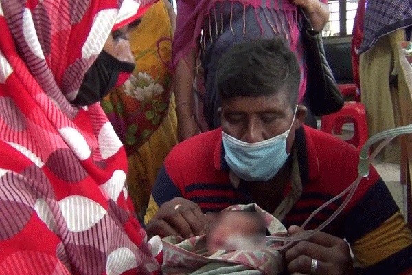 রাস্তায় পড়ে থাকা নবজাতকের দায়িত্ব নিল নিঃসন্তান দম্পতি