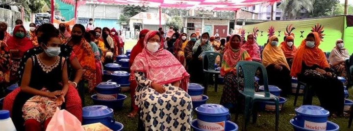 বিরামপুরে মাঝে ওয়ার্ল্ড ভিশনের সুরক্ষা সামগ্রী বিতরণ