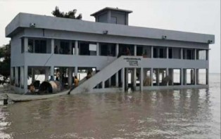 মাদারীপুরে আরো একটি দ্বিতল স্কুল ভবন পদ্মার ভাঙনে বিলীন
