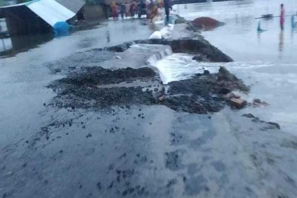 আশাশুনিতে বেড়িবাঁধ ভেঙে পানি ঢুকছে লোকালয়ে