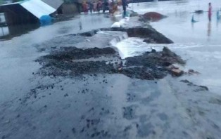 আশাশুনিতে বেড়িবাঁধ ভেঙে পানি ঢুকছে লোকালয়ে