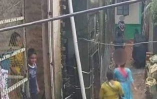 চট্টগ্রামে প্রকাশ্যে বিবস্ত্র হয়ে তরুণীকে ধর্ষণের হুমকি অতঃপর...