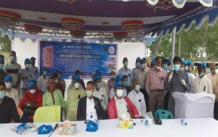 জনতা ব্যাংক লিঃ উদ্যোগে সিরাজগঞ্জে বন্যার্তদের মাঝে ত্রাণ সামগ্রী বিতরণ