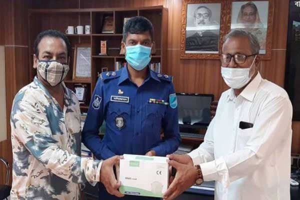 পুলিশ সুপারের হাতে করোনা প্রতিরোধ সামগ্রী দিলেন শামীম হক