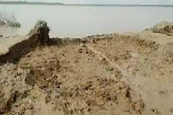 আড়িয়াল খাঁ নদে অবৈধভাবে মাটি কাটার দায়ে দুই জনের জেল