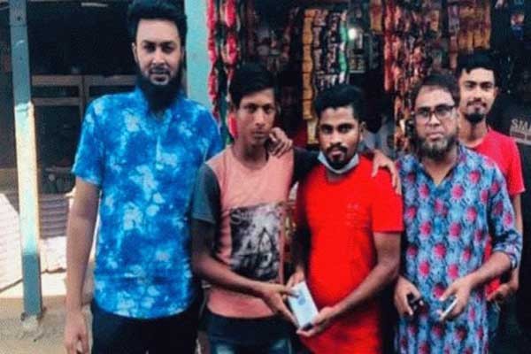 যাত্রীর আড়াই লাখ টাকা পেয়ে ফিরিয়ে দিলেন রিকশাচালক