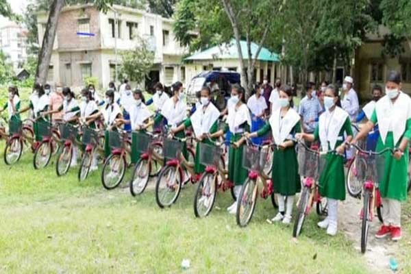 মাদারীপুরে স্কুল ছাত্রীদের মাঝে বাইসাইকেল বিতরন