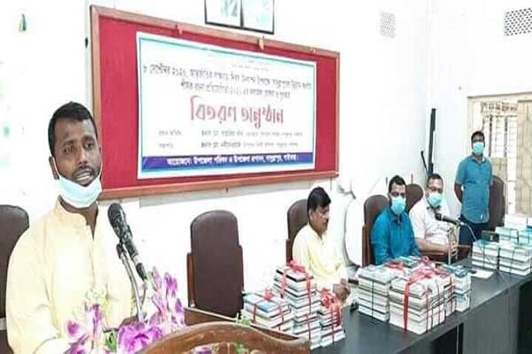 গাইবান্ধায় নাশকতাসহ ১৮ মামলার আসামি বই উপহার পেলেন স্বাক্ষরতা দিবসে