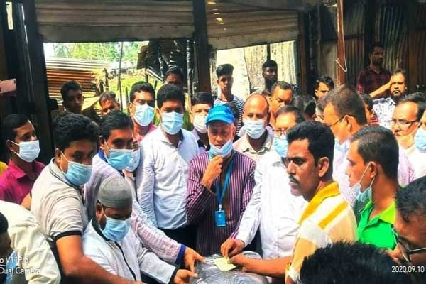 নগরকান্দায় অগ্নিকান্ডে ক্ষতিগ্রস্তদের মাঝে সংসদ উপনেতার সহায়তা প্রদান